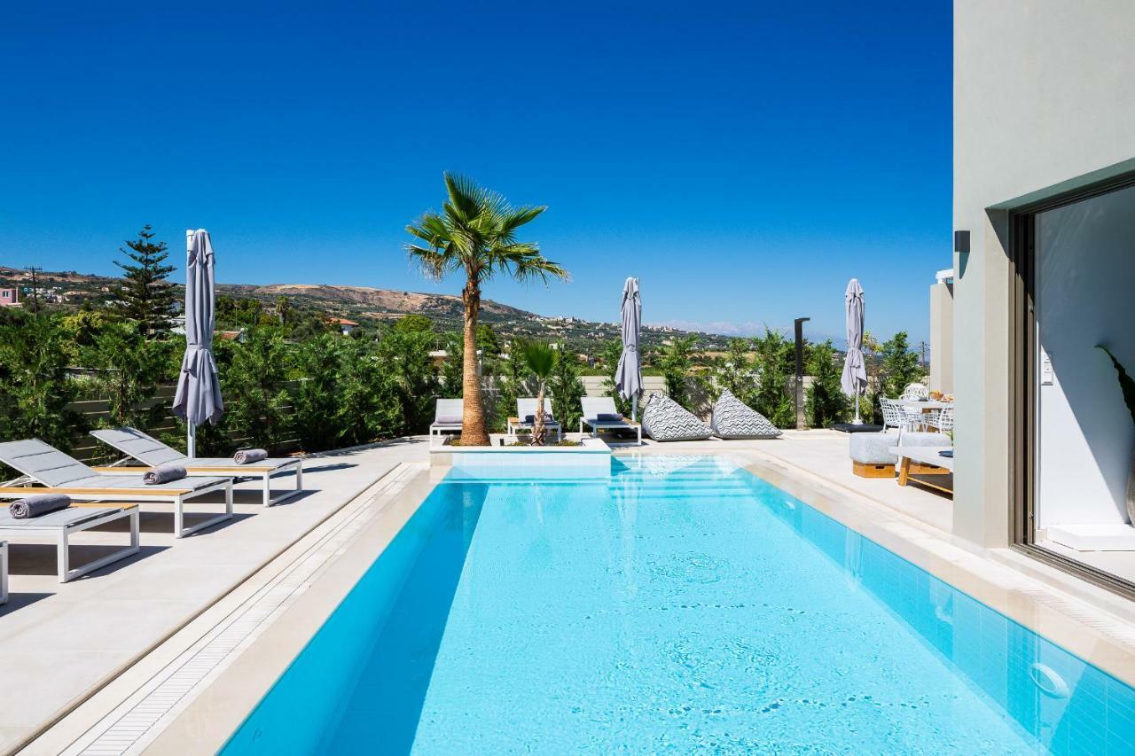 Vasilios Villa, With Pool, Gym & Close To Beach, By Thinkvilla Loutra  Luaran gambar